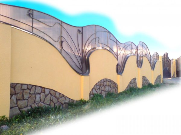 Забор из поликарбоната на металлическом каркасе