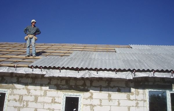 Как крепить шифер на крышу: противоветровая скоба
