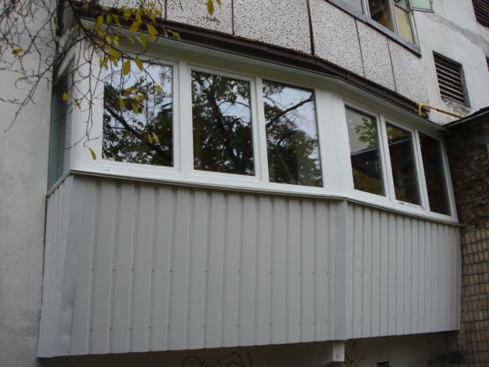 Обшивка балкона профнастилом