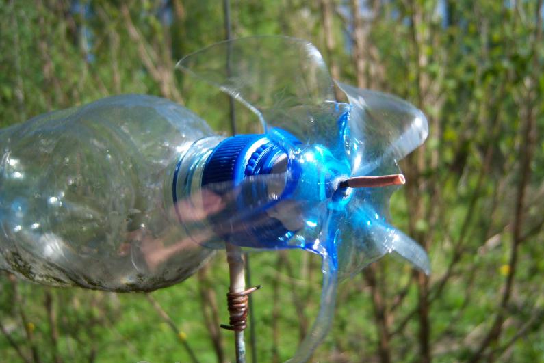 Ветряк из пластиковой бутылки своими руками: пошаговое описание, интересные идеи и рекомендации
